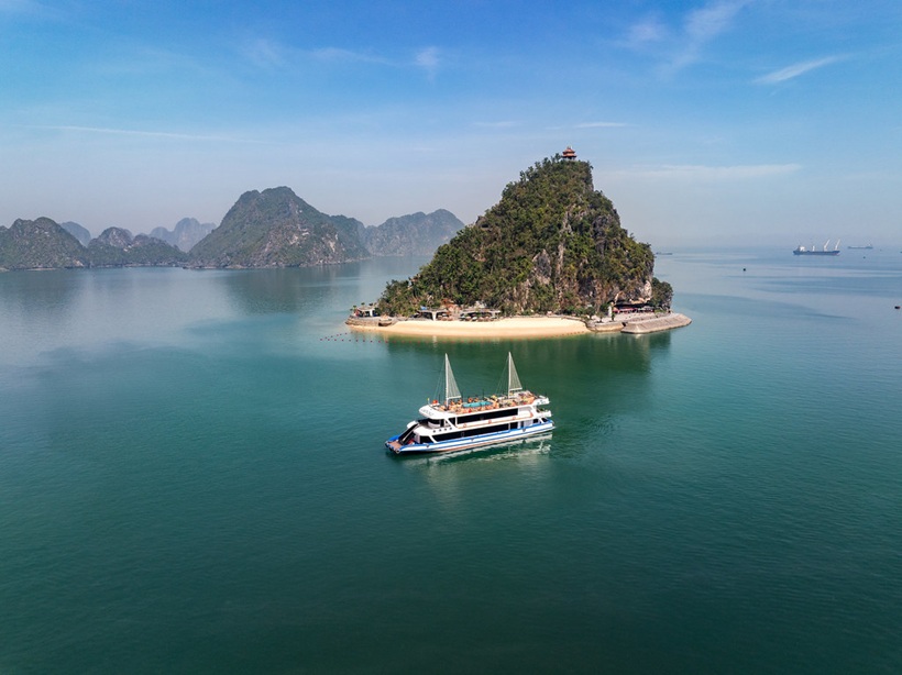 Tour Hạ Long trong ng&agrave;y du thuyền cao cấp La Casta